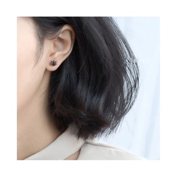 Black Spider Stud Earrings Halloween - Picture 4 of 7